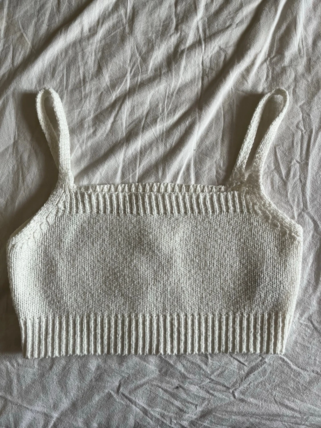 Vit stickad linnetopp