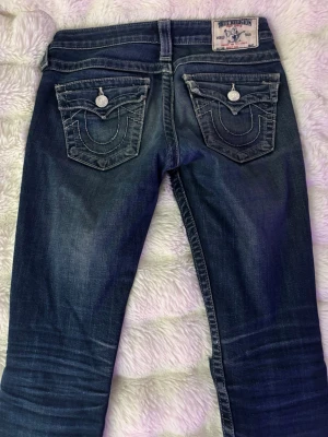 Blå True Religion jeans 💞 - Säljer ett par jättesnygga blå jeans från True Religion med lite slitningar och ett hål vid knät. 💞