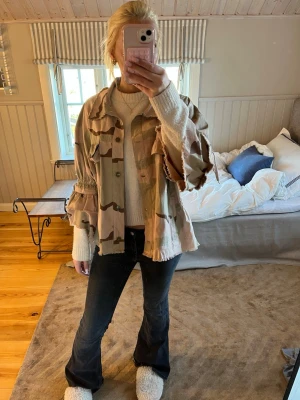 camo jacka  - Säljer en söt vårjacka i camouflage mönster