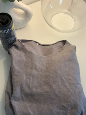 Grå långärmad topp  - grå långärmad tröja!🐘 JÄTTE SNYGG Tyvärr är lappen bortdragen. Jätte fin till en chill kväll 