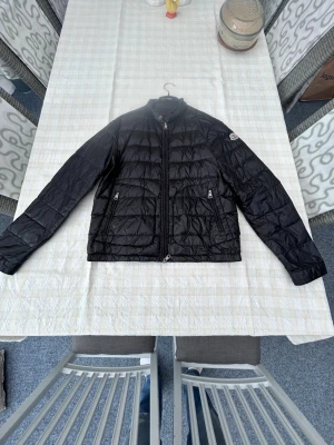 Moncler acorus - Moncler acorus jacka i snygg svart färg som passar till allt, perfekt nu till våren.  Bra skick, några skador men fixade. Storlek 1/S. Äkta såklart 👍