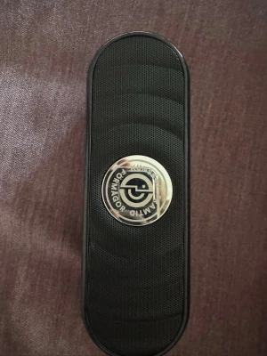 Svart trådlös högtalare från Antimagor - Om du köper nån av peakperformarna kan du även få en högtslare de är bra ljud i den o enkel att parkoppla. Annars köp den enskilt