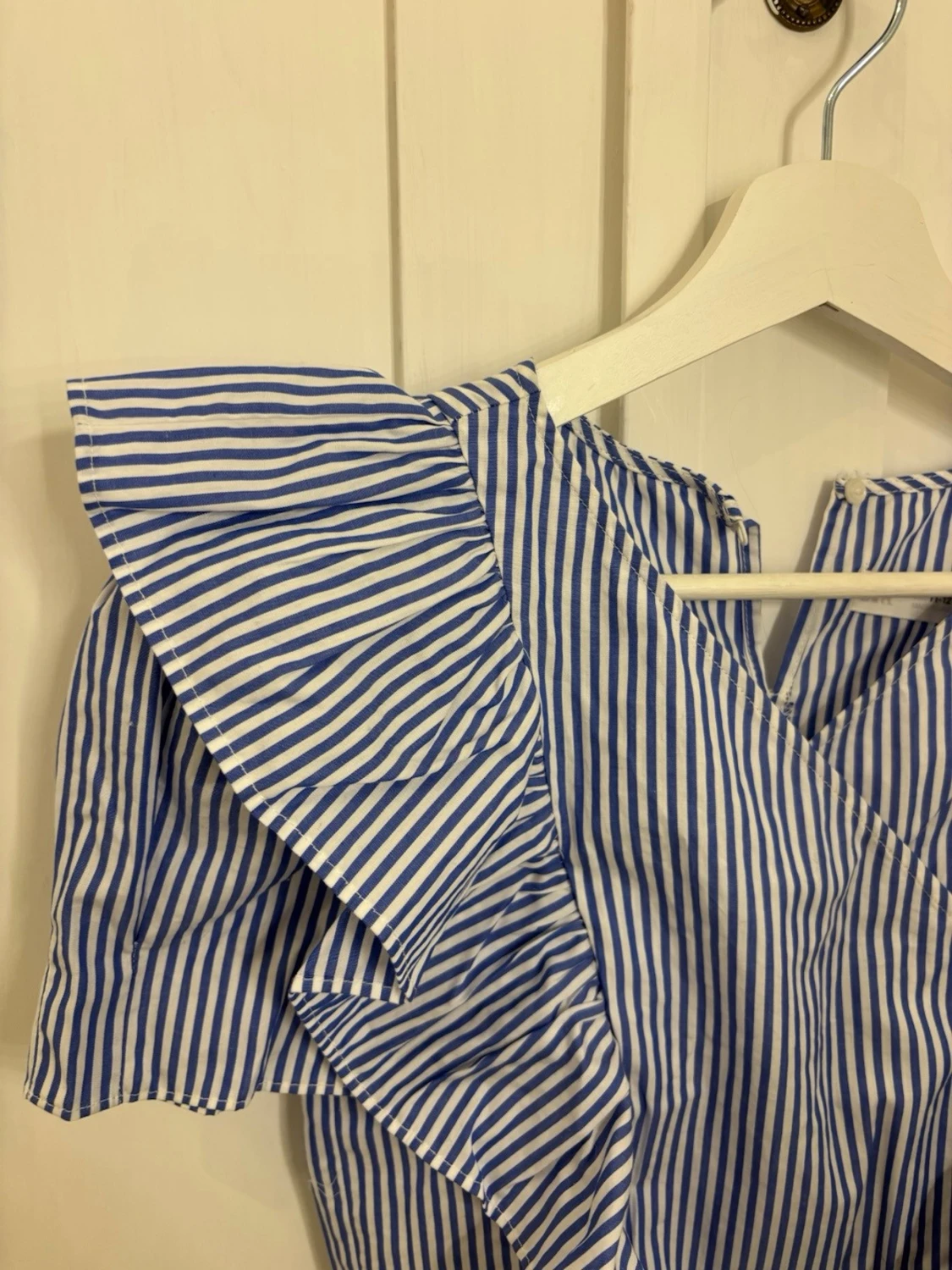 Blåvit randig blus med volanger