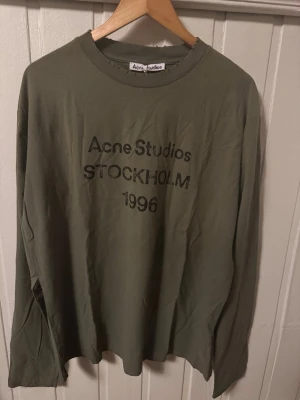 Acne studios tröja - Snygg mörkgrön/olivgrön acne studios tröja, kvitto finns!  | Kanon skick | Modellen på bilden är 182 och väger 70 kg | P107