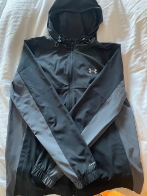 under armour windbreaker - under armour vindjacka. helt ny använt ett par gånger bara. köpte för 2 månader sen o tillslut har inte använt den alls typ. size S. köpte denna jacka för 1100. inget är sönder allt är perfect