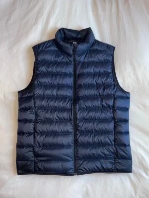Uniqlo väst - Säljer denna riktigt snygga väst från Uniqlo i mycket bra skick | Storlek L | Hör av dig vid frågor!