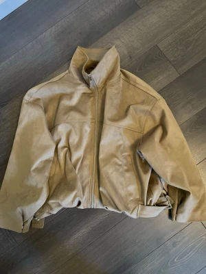 Grön oversized jacka med bälte - Snygg jacka i oversized modell med hög krage och silverfärgad dragkedja. Jackan har breda ärmar och  bältesdetaljer vid ärmslut och midja. Säljer då den inte kommer till användning! 🫶🏻