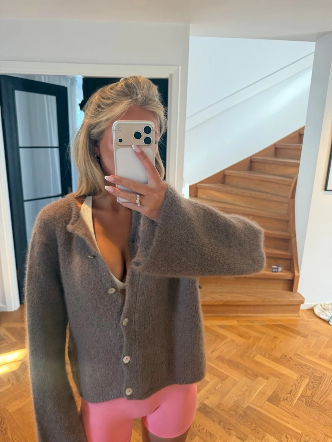 Brun fluffig kofta med knappar - 2