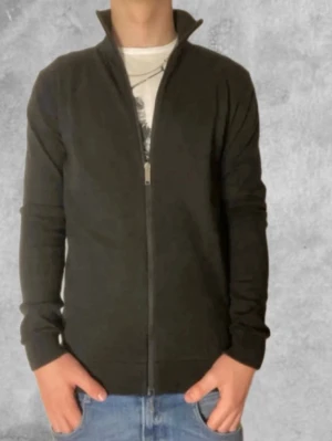 Svart ziptröja - Svart zip tröja | storlek: M | skick: Mycket bra | märke selected / homme | bara att kontakta vid frågor!