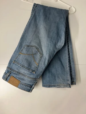 Low waist bootcut Flash Jeans - Sanna - Lågmidjade jeans från Flash Jeans i modellen ”Sanna”