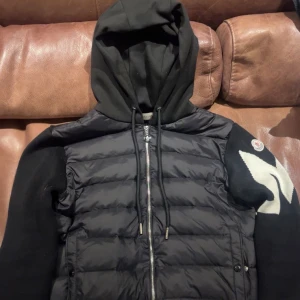 Moncler cardigan - Säljer en cardigan från Moncler. Använd några gånger, finns inget slitage. Pris kan diskuteras. L men kan passa storlek M.