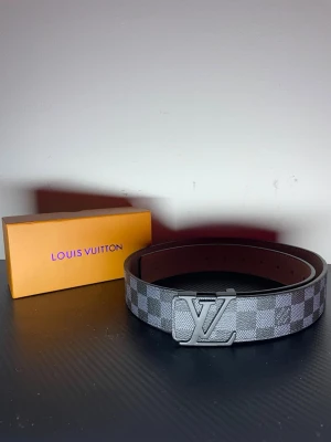 svart mönstrigt bälte. - Snyggt svart mönstrigt bälte som passar perfekt till jeans eller andra sorters byxor.Helt oanvänd.Rekommenderar starkt inför sommaren eller våren.Perfekt kvalite och billigaste pris!Öppen för frågor. 