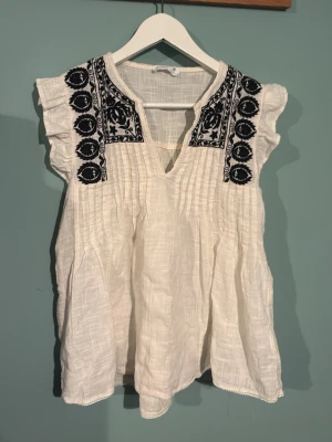 Vit boho-blus med broderi  - Ifrån Primark