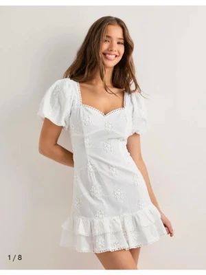 Vit student klänning - Jätte jätte fin vit klänning, perfekt att ha till studenten. Säljer då jag hittat en annan och ej kan returnera längre. Prislapp kvar och oanvänd. 