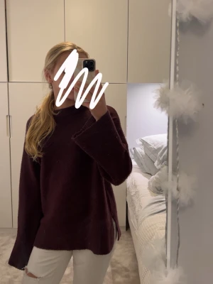 Jättefin oversize stickad tröja! ❤️💞 - Mysig oversized stickad tröja i mörklila färg med rund hals och långa ärmar. Tröjan har en rak passform och ribbstickade detaljer vid hals, ärmslut och nederkant. Perfekt för lager-på-lager och chill dagarr. Tröjan passar även storlek S och L 💞💛