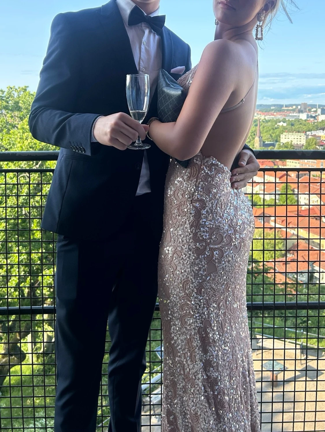 Champagnefärgad långklänning med öppen rygg - 5