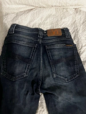 Nudie jeans - Skit snygga Nudie jeans. Hör av er om ni har några funderingar😃 Pris kan diskuteras!  OBS gylfen har gått sönder men går att fixa.