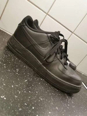 Svarta Nike Air Force 1  - Svarta air forces i väldigt bra skick, använt max 5 ggr.