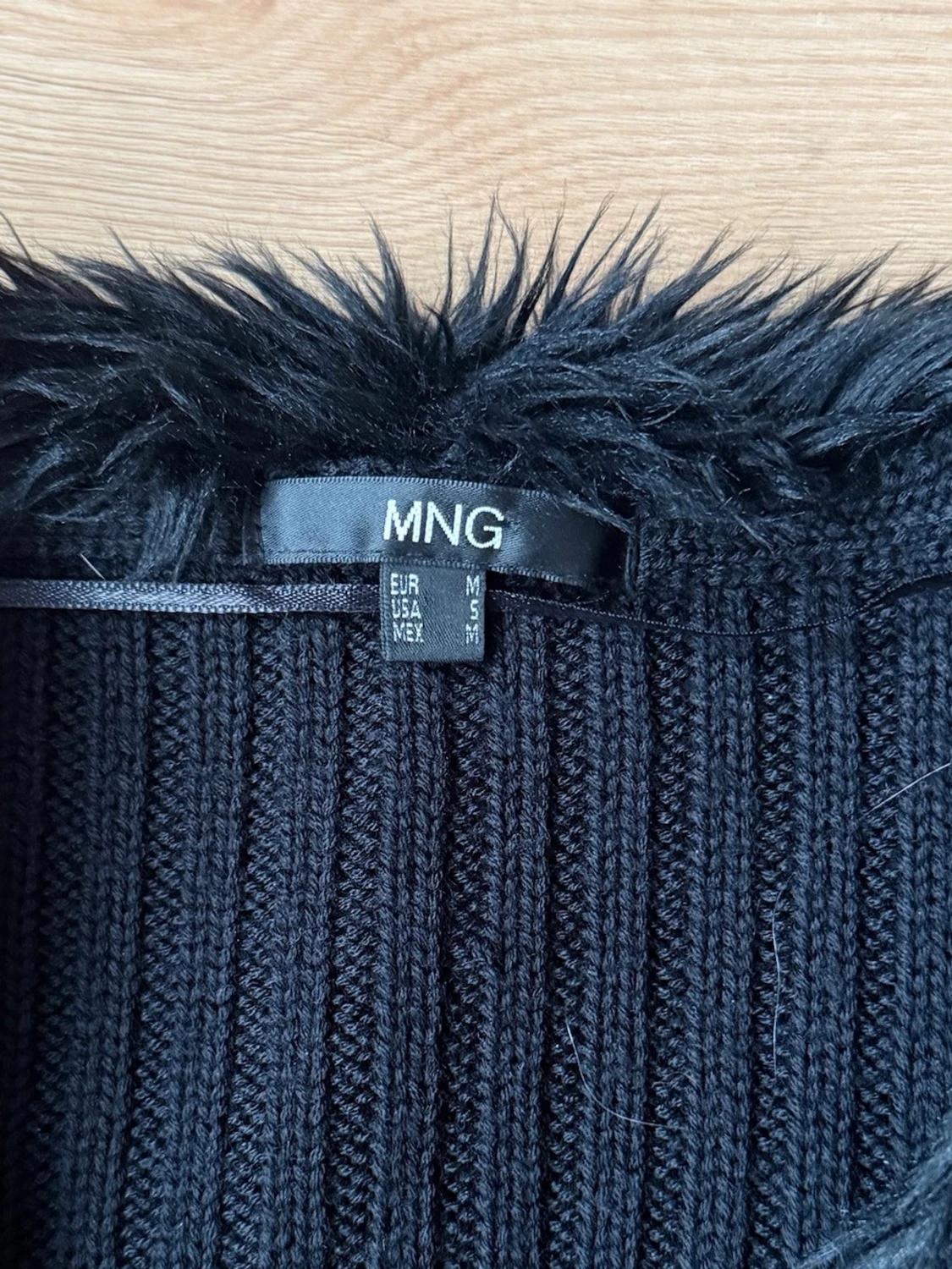 Svart cardigan med fuskpälsdetaljer - 5