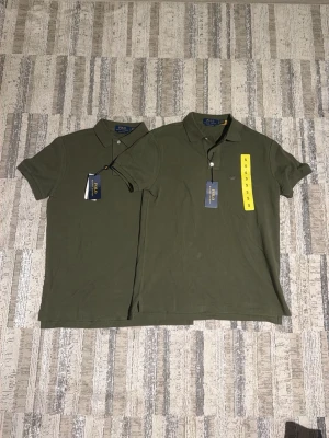 Olivgröna pikétröjor från Polo Ralph Lauren - 1 FÖR 400!! 2 FÖR 800!!! Två stilrena olivgröna pikétröjor från Polo Ralph Lauren med klassisk krage och två knappar. Tröjorna har diskret logga broderad på bröstet och är tillverkade i mjukt bomullsmaterial. Perfekta för en avslappnad men snygg look.