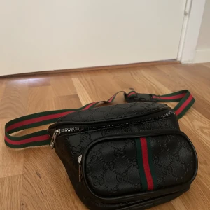 Svart magväska med GG-mönster - Snygg svart magväska. Typ använd 3 gånger