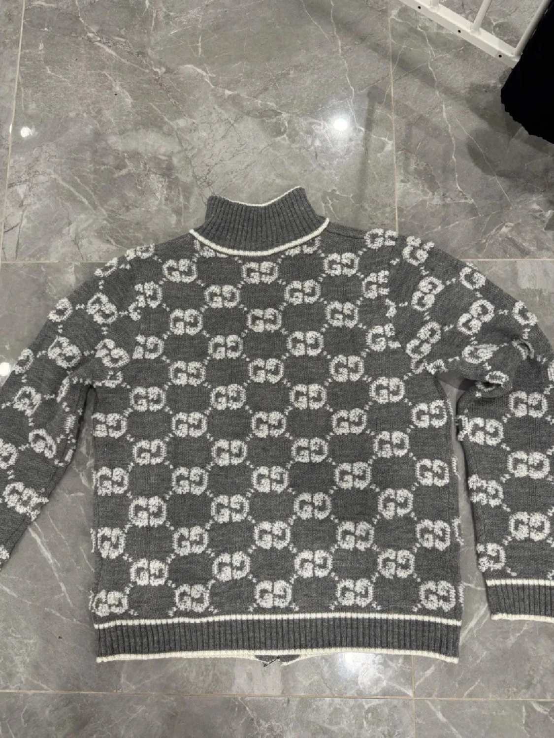 Grå ziptröja med GG-mönster från Gucci - 1