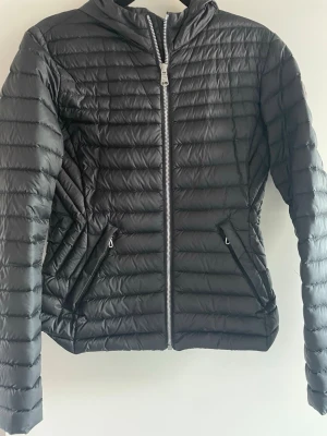 Svart dunjacka från Colmar - Strl är som en xs/s. Skriv för fler frågor💕