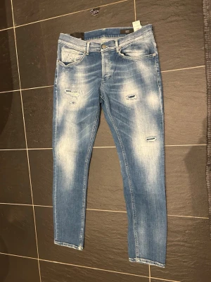 Dondup jeans George  - Dondup jeans George storlek 35 men sitter som 33-34. Midja 43 längd runt 104 cm! Nyskick 