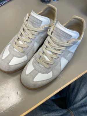 Maison margiela gats  - Maison margelas gata sick 8,5/10 inga defekter. Ingen box tillkommer storlek 41 priset ej hugget o sten hör av er vid frågor 