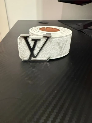 Vit L. V Bälte - Helt ny