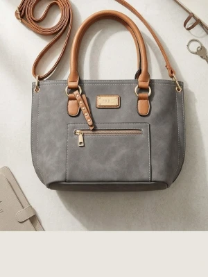 Grå handväska med bruna detaljer - Snygg grön handväska från ERRL med bruna handtag och axelrem. Väskan har en praktisk ytterficka med dragkedja och guldfärgade metalldetaljer. Tillverkad i ett slätt, matt material som ger en stilren look. Perfekt för dig som gillar klassisk men trendig design.