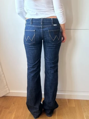 Mörkblå Wrangler jeans - Mörkblå wrangler jeans i storlek S. midja: 39-40x2 cm inneben: 80 cm