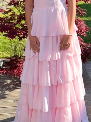 Ljus rosa balklänning!! - Så sjukt fin balklänning beställd från usa💞köpt för 2000kr, säljer för 1200💗 endast använd 1 gång💗