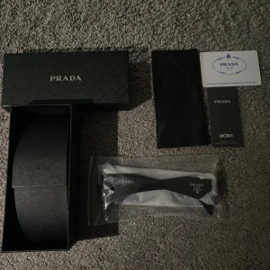Prada solglasögon  - Snygga svarta solglasögon från Prada med klassisk design. Kommer med originaletui, putsduk och äkthetskort. Helt nya. 