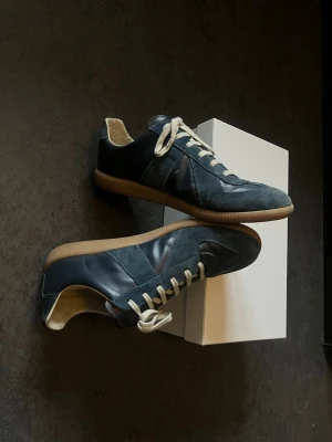 Maison margiela gats navy  - Snygga gats i färgen mörkblå, använda sparsamt och i perfekt skick, lite smutsiga på bilderna men tvättar dem noga innan frakt. Hör av dig vid minsta lilla fråga, priset är inte skrivet i sten vid snabb affär. 