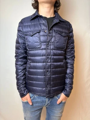 Herno tunn dunjacka - Säljer denna riktigt snygga vårjackan från Herno! Den är tunn och i dun så är perfekt för våren! Storlek 46 vilket är S den är i fint skick! Modellen på bilden är 174cm och väger 63kg