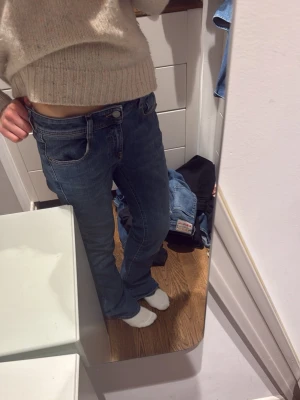 Blå bootcut jeans från Diesel - Säljer ett par blå bootcut jeans från Diesel med låg midja, nypris 2000 Storlek 27/32