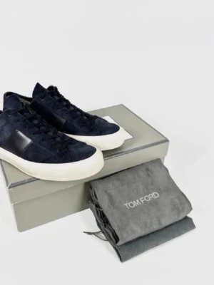 Mörkblå sneakers från Tom Ford - Säljer ett par stilrena mörkblå sneakers från Tom Ford i mocka med vita sulor och svarta läderdetaljer på sidan. Klassisk låg modell med matchande mörkblå skosnören. Perfekta för dig som gillar exklusiva och tidlösa sneakers.