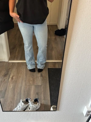 Ljusblå bootcut jeans - Säljer ett par ljusblå bootcut jeans med midwaist midja.