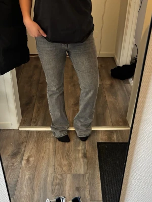 Grå utsvängda jeans med midwaist midja  - Säljer ett par grå jeans med utsvängd passform och midwaist midja. 