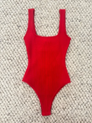 Röd ribbad body med breda axelband - Stilren röd body i ribbat material med breda axelband!! Så snygg!!❤️❤️