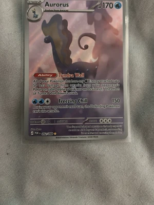 Aurorus Pokémonkort 092/088 - Aurorus Pokémonkort från Sword & Shield-serien, nummer 092/088. Kortet har en lila och blå bakgrund med motiv av Aurorus och är inplastat i ett skyddsfodral. Perfekt för samlare eller Pokémonfans.