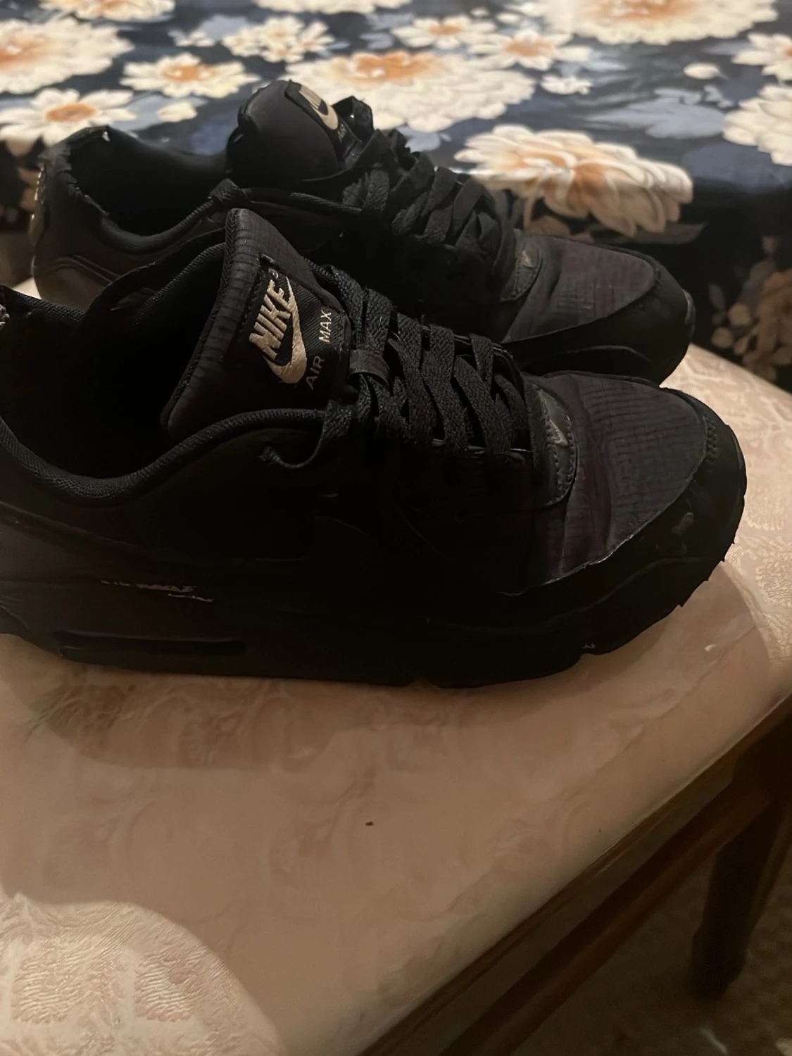 Svarta Nike Air sneakers med gulddetaljer - 4