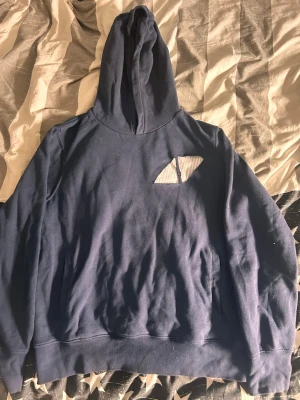 Hoodie  - En hemmagjord Avicii hoodie. Original hoodien är från elesse. Storlek s men passar även m