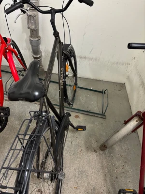 Svart cykel med pakethållare - Säljer en svart Skeppshult cykel med klassisk ram, pakethållare bak och stänkskärmar. Cykeln har upprätt styre, reflexer på hjulen och sadel från Selle Royal. Perfekt för dig som vill ha en smidig cykel till vardags.