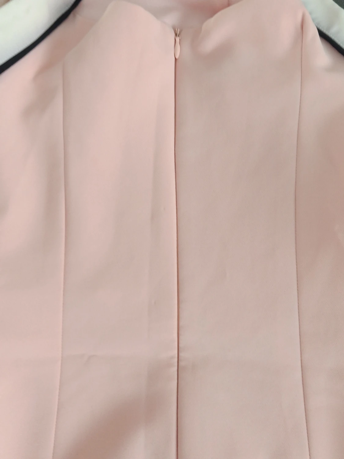 Ljusrosa klänning med cut out-detaljer - 4