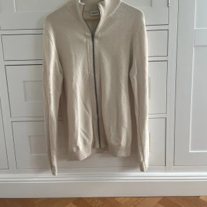 Beige full zip tröja - Helt NY Beige full zip tröja | Nyskick 10/10 | Storlek: medium | Nypris: 600kr | Fraktar spårbart med Instabox eller PostNord | Hör av er vid funderingar | A&W fashion  