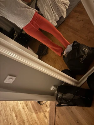 Korall färgade mjukisbyxor - Säljer ett par korall färgade. Byxorna är gjorda i ett mjukt och stretchigt material som är väldigt bekvämt. Perfekta för chill dagar hemma eller när du vill ha en avslappnad stil.