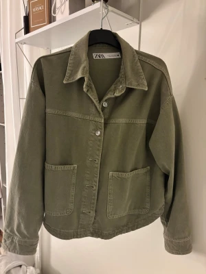 Grön jeansjacka Zara! - Snygg, som är slutsåld! 