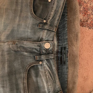 Ljusblå bootcut jeans Karl Lagerfeld - Säljer ett par ljusblå jeans från Karl Lagerfeld med low Waist bootcut passform. Passar inte längre och har en defekt vid baksidan av låret som jag sytt igen